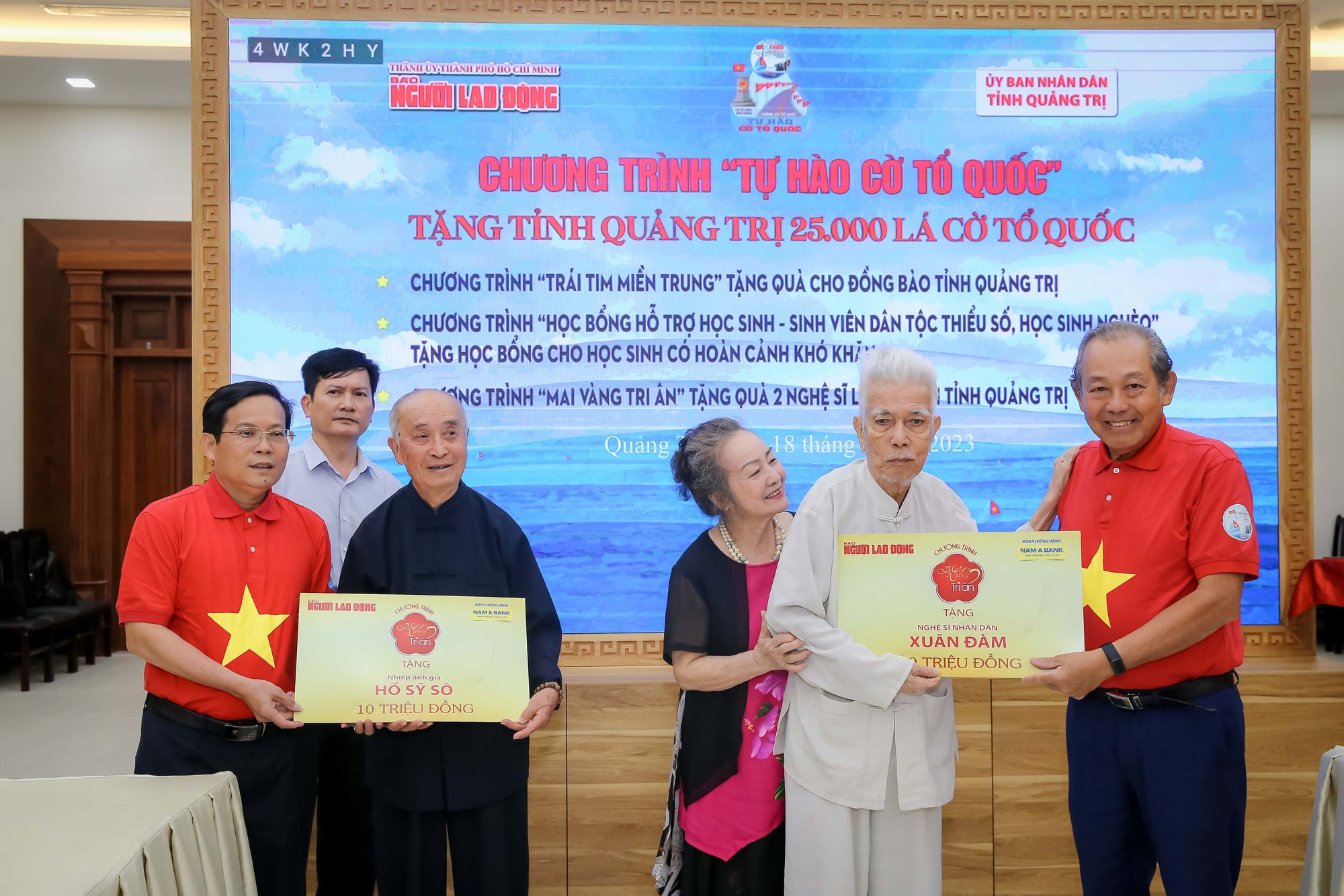 Mai V&agrave;ng tri &acirc;n tặng qu&agrave; 2 nghệ sĩ ở Quảng Trị - Ảnh 1.