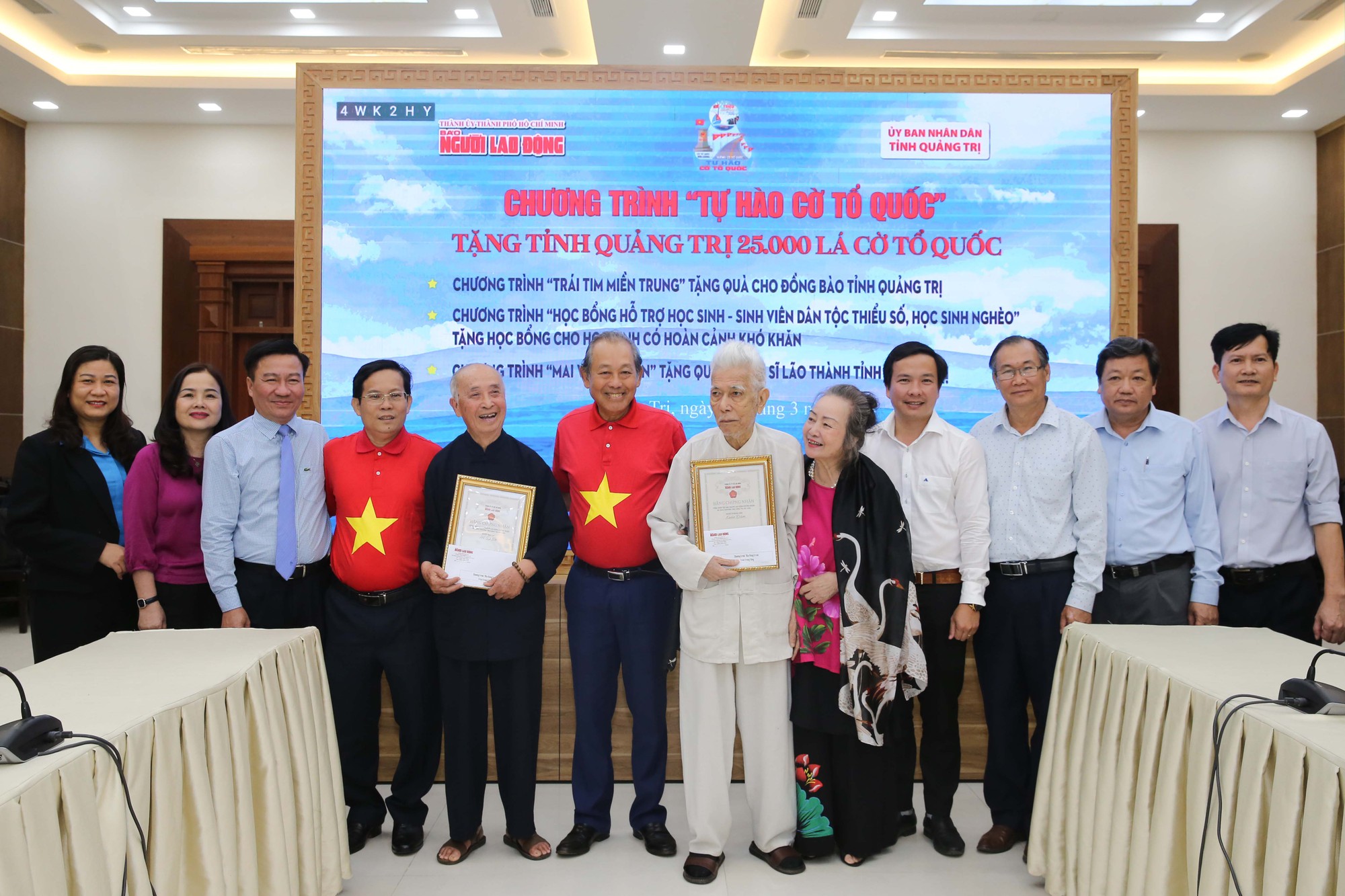 Mai V&agrave;ng tri &acirc;n tặng qu&agrave; 2 nghệ sĩ ở Quảng Trị - Ảnh 2.