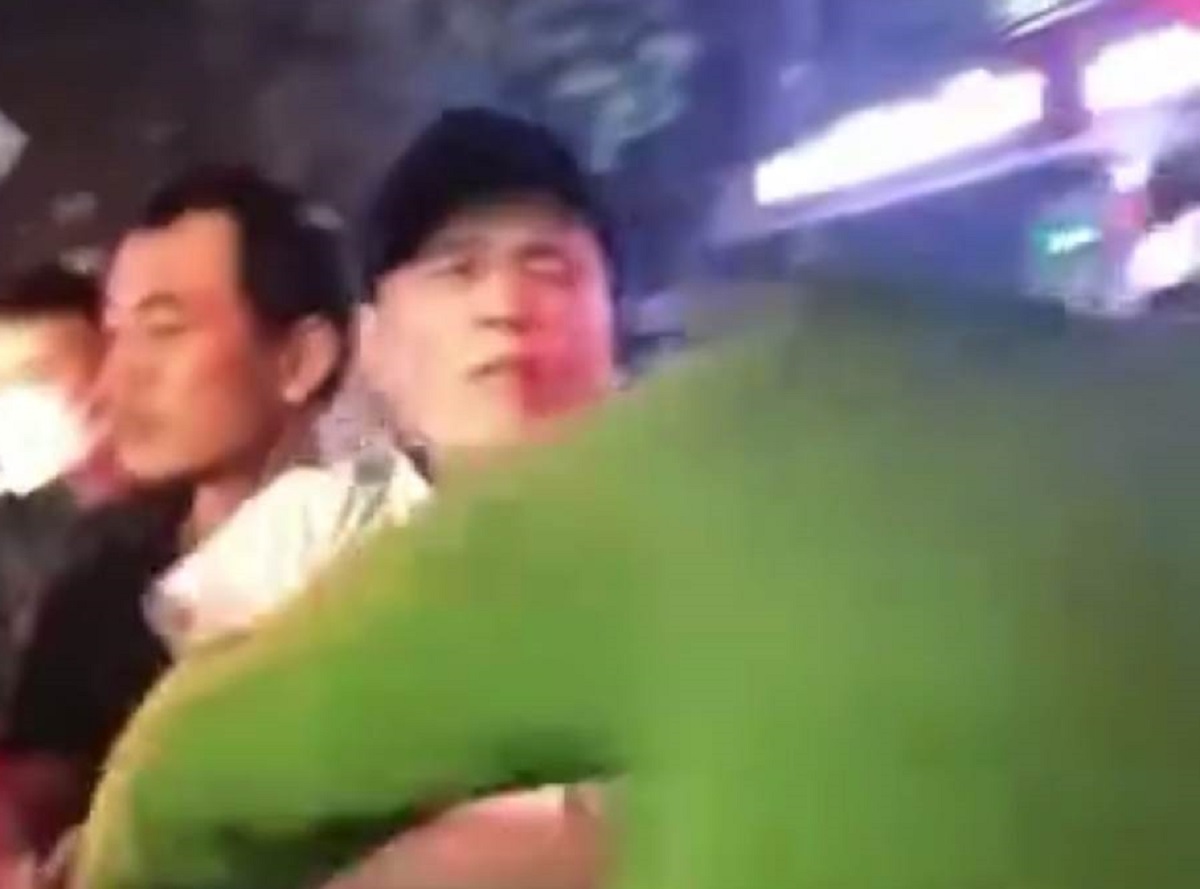 Bắt nam thanh niên hùng hổ tát vào mặt công an