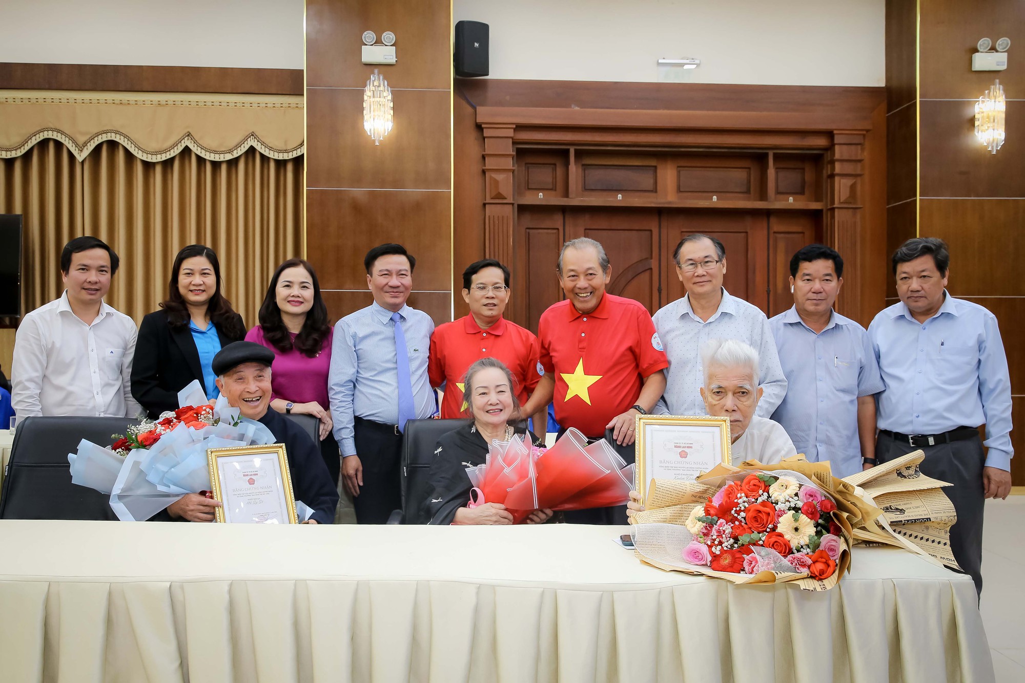 "Mai Vàng tri ân" tặng quà 2 nghệ sĩ ở Quảng Trị
