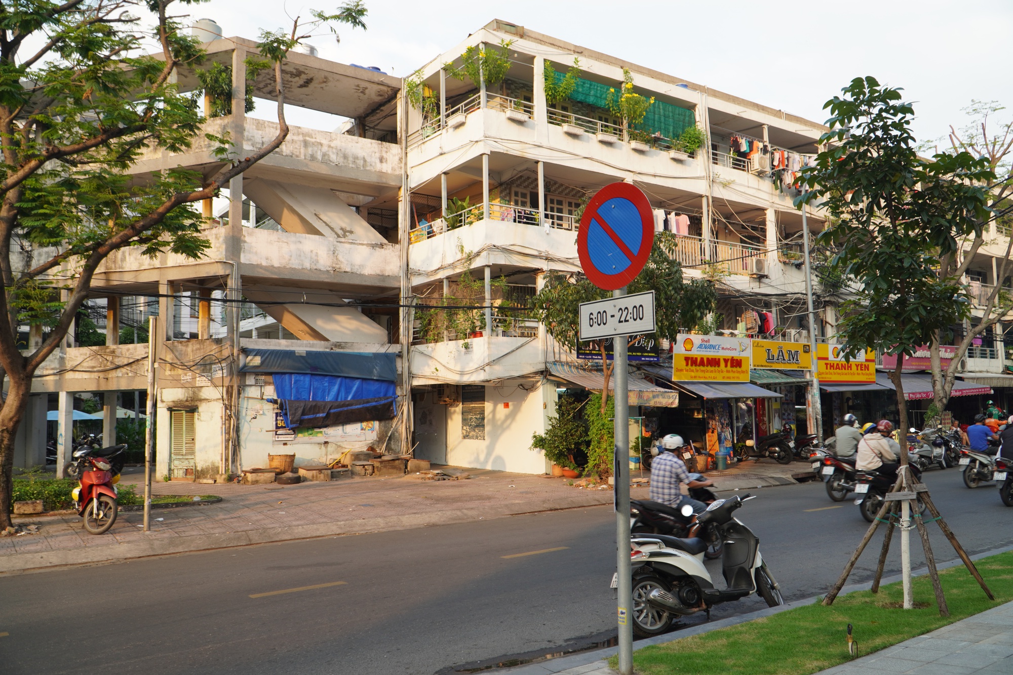 TP HCM: Di dời dân khỏi chung cư Tôn Thất Thuyết sau sự cố sập hành lang