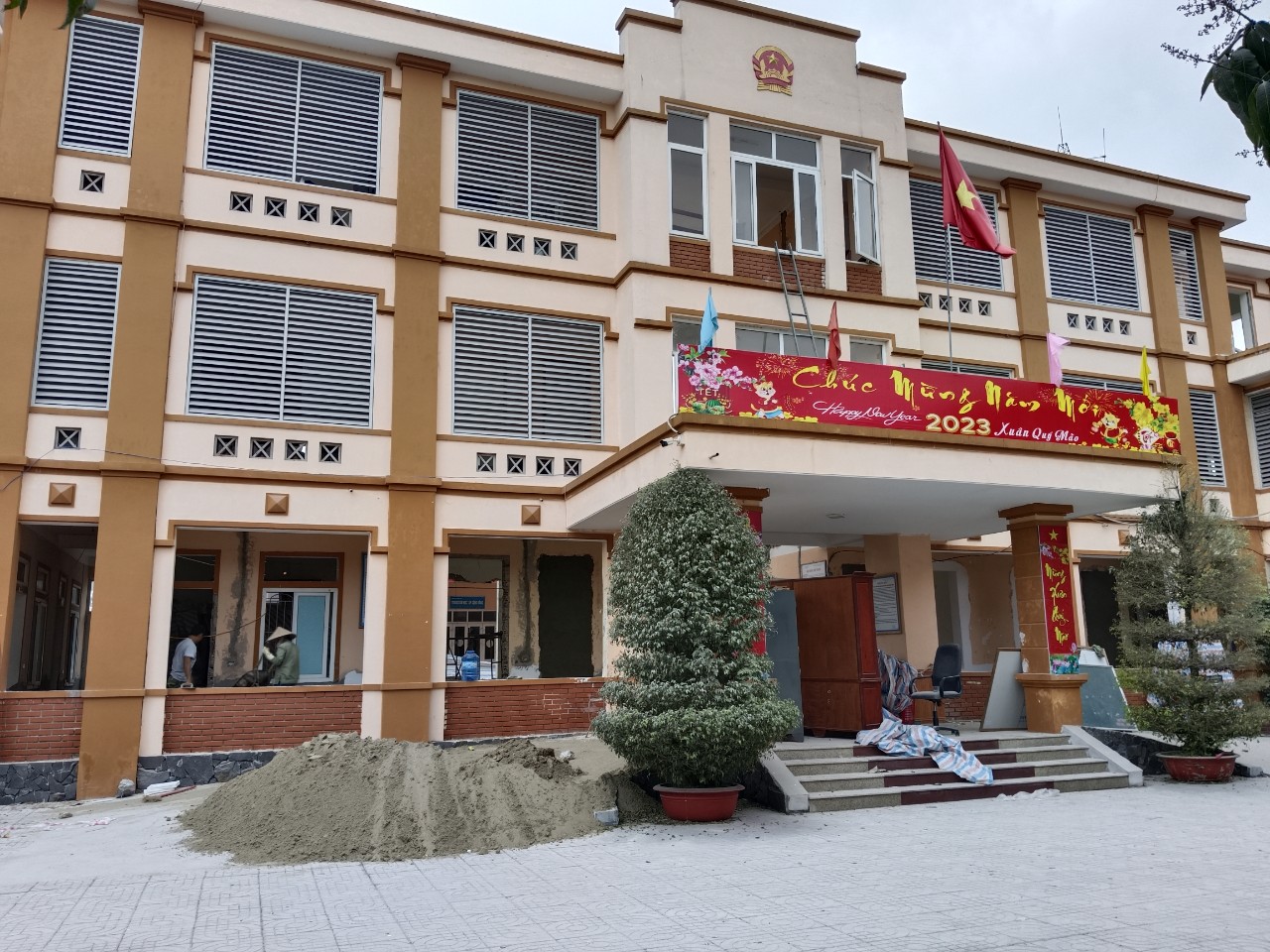 CLIP: X&ocirc;n xao trụ sở UBND x&atilde; khang trang bất ngờ bị &ldquo;đập ph&aacute;&rdquo; - Ảnh 3.