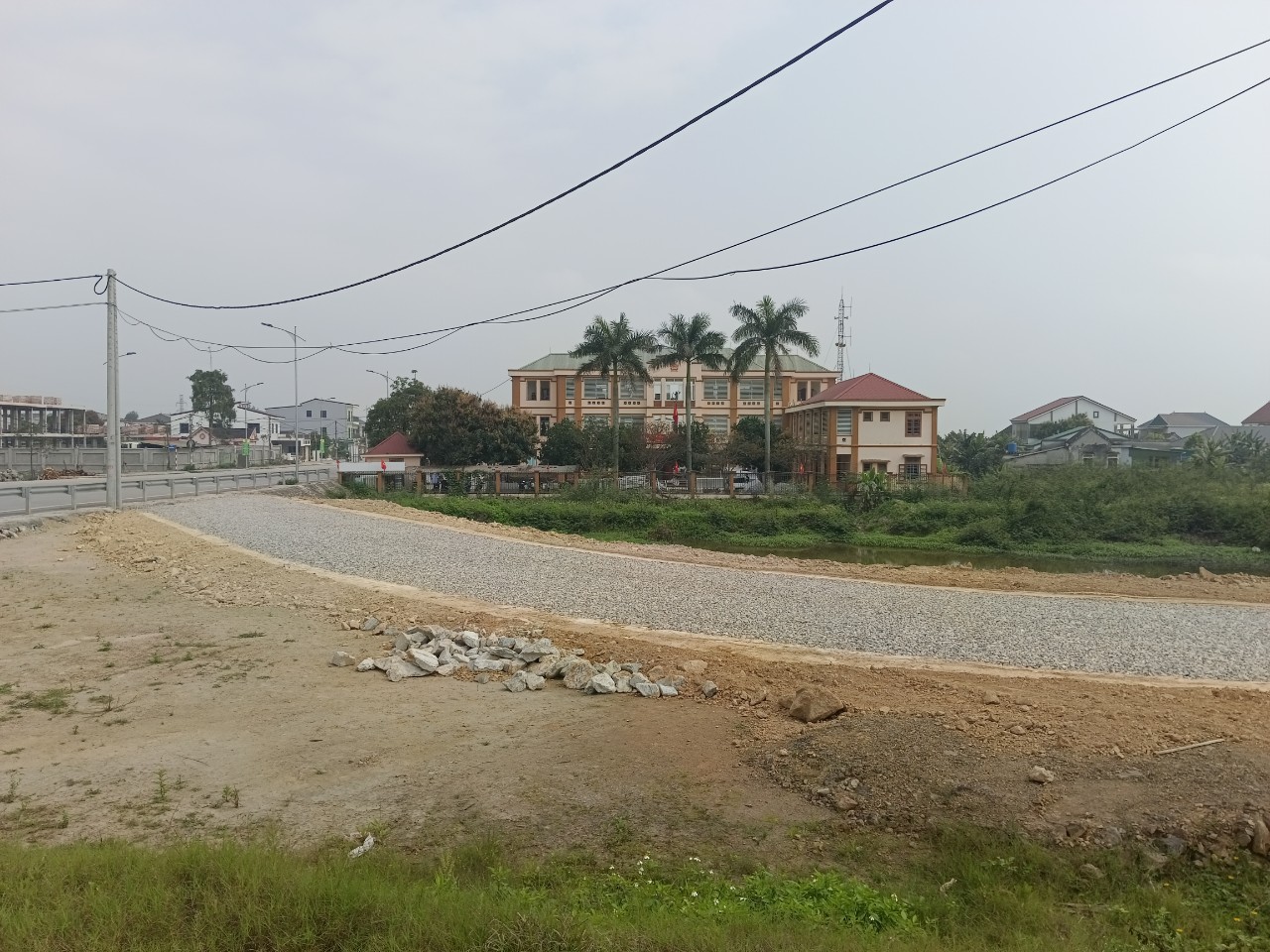 CLIP: X&ocirc;n xao trụ sở UBND x&atilde; khang trang bất ngờ bị &ldquo;đập ph&aacute;&rdquo; - Ảnh 1.