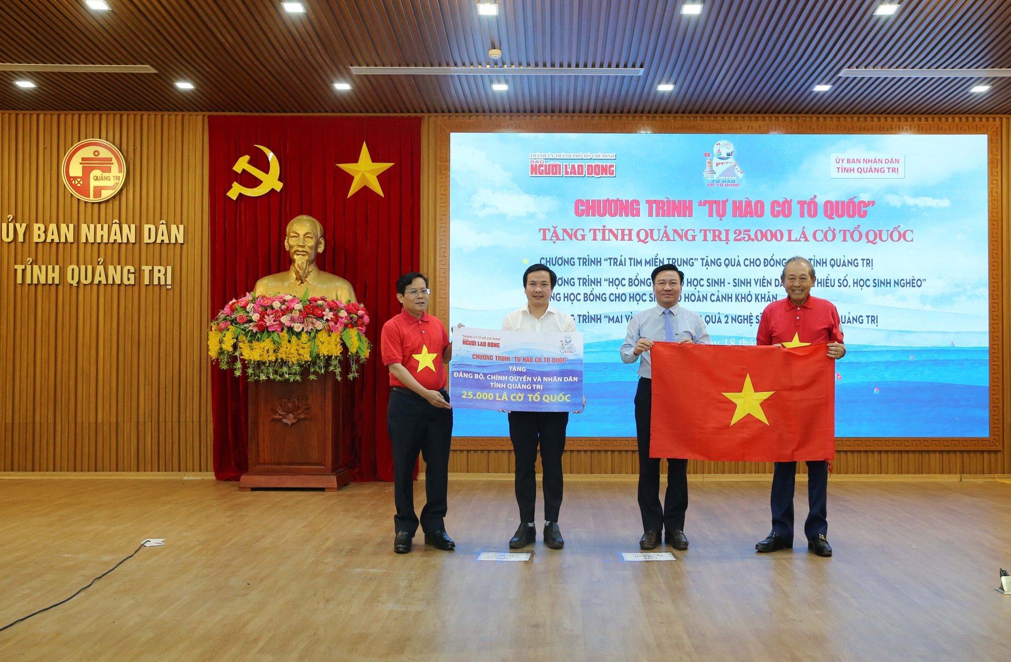 Báo Người Lao Động tổ chức nhiều chương trình ý nghĩa tại Quảng Trị