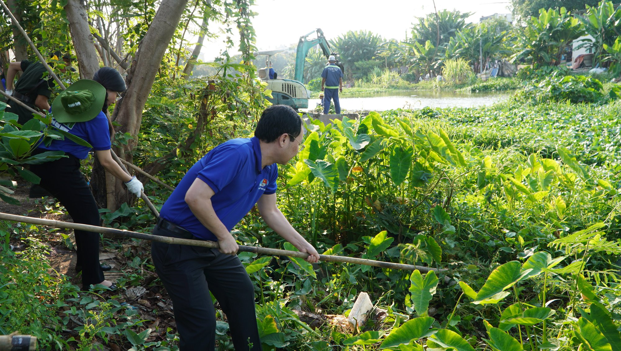 Lãnh đạo TP HCM cùng 1.000 thanh niên dọn vệ sinh kênh, rạch