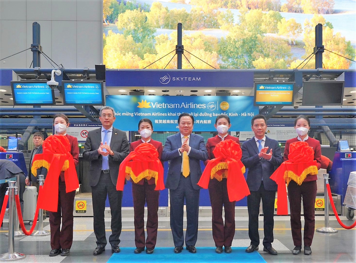 Chuyến bay thường lệ đầu ti&ecirc;n từ Bắc Kinh đến H&agrave; Nội sau đại dịch COVID-19 - Ảnh 1.