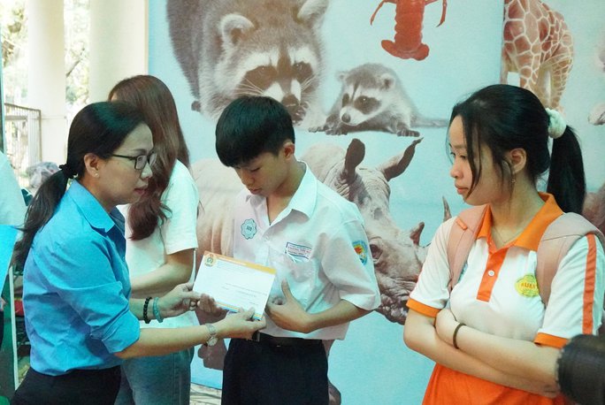 Trao 440 suất học bổng cho con đoàn viên khó khăn