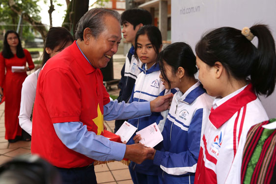 "Em hứa sẽ thành người có ích..."