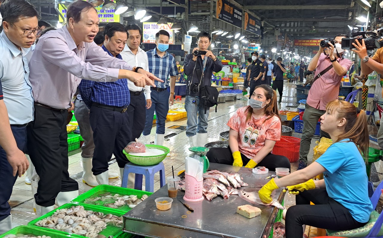 Lãnh đạo UBND TP HCM chỉ đạo khẩn liên quan các chợ đầu mối nông sản