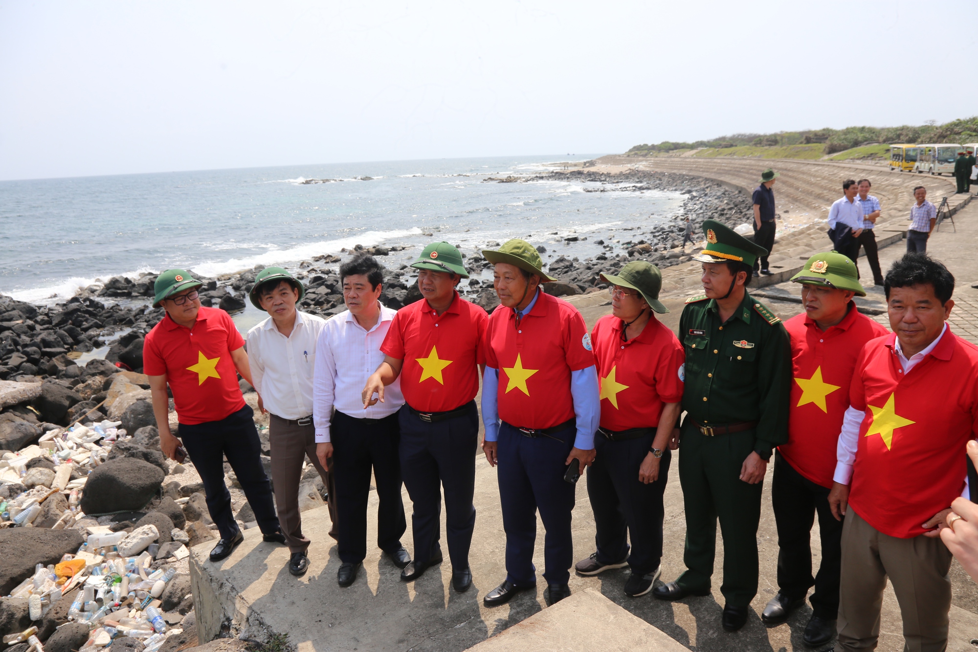 X&uacute;c động h&igrave;nh ảnh cờ Tổ quốc tung bay tr&ecirc;n huyện đảo Cồn Cỏ - Ảnh 12.