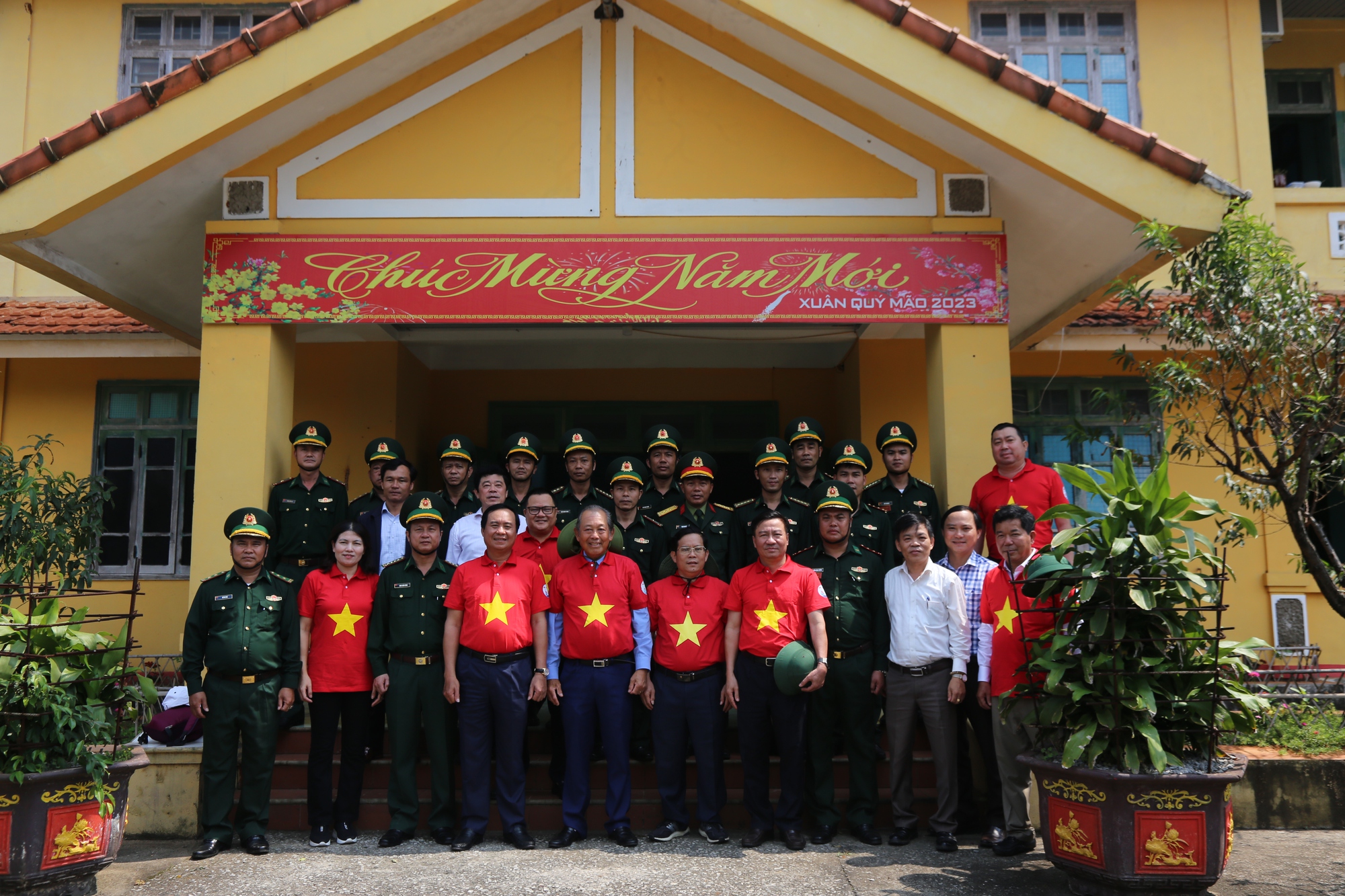 X&uacute;c động h&igrave;nh ảnh cờ Tổ quốc tung bay tr&ecirc;n huyện đảo Cồn Cỏ - Ảnh 13.