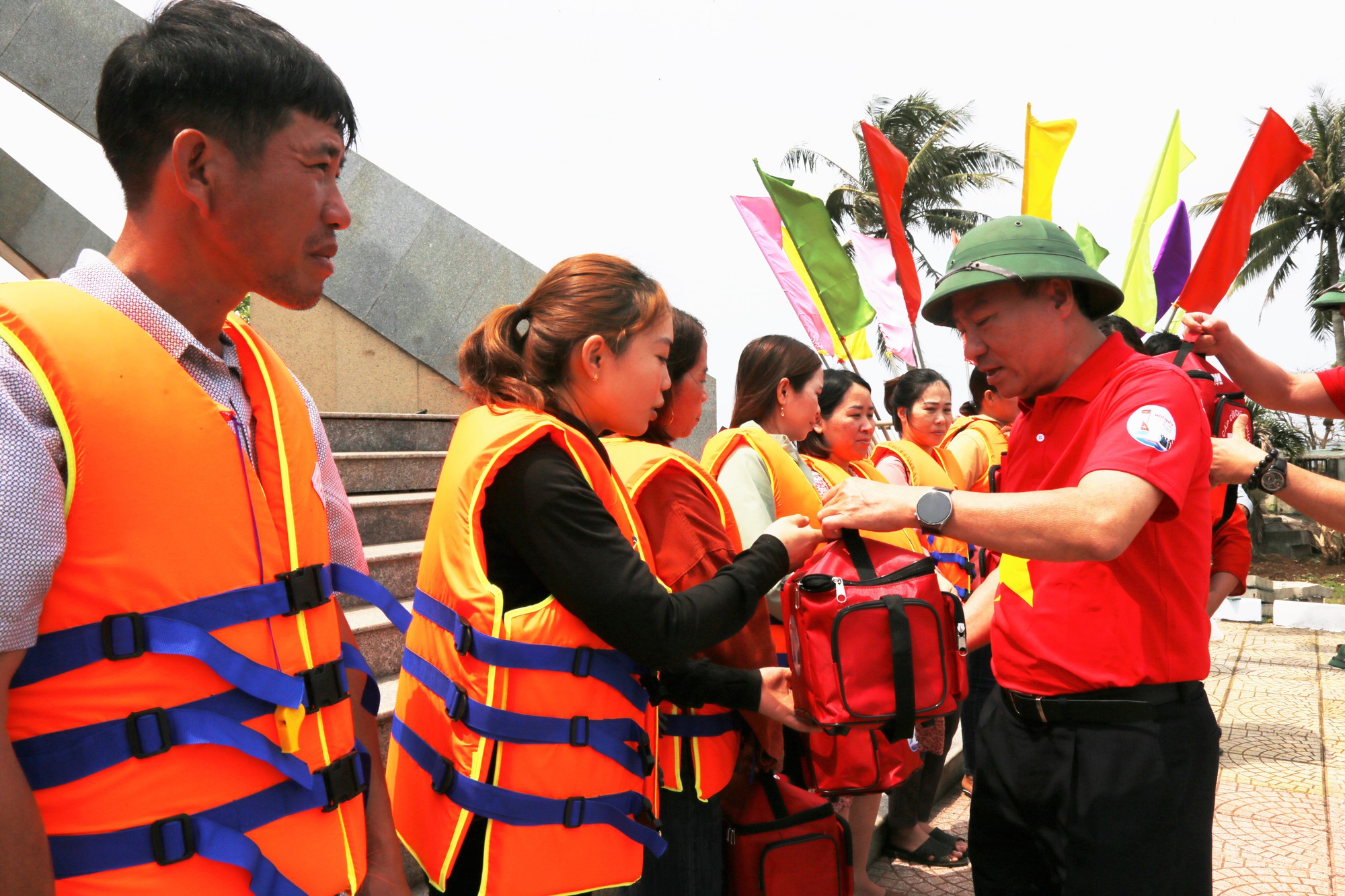 X&uacute;c động h&igrave;nh ảnh cờ Tổ quốc tung bay tr&ecirc;n huyện đảo Cồn Cỏ - Ảnh 9.