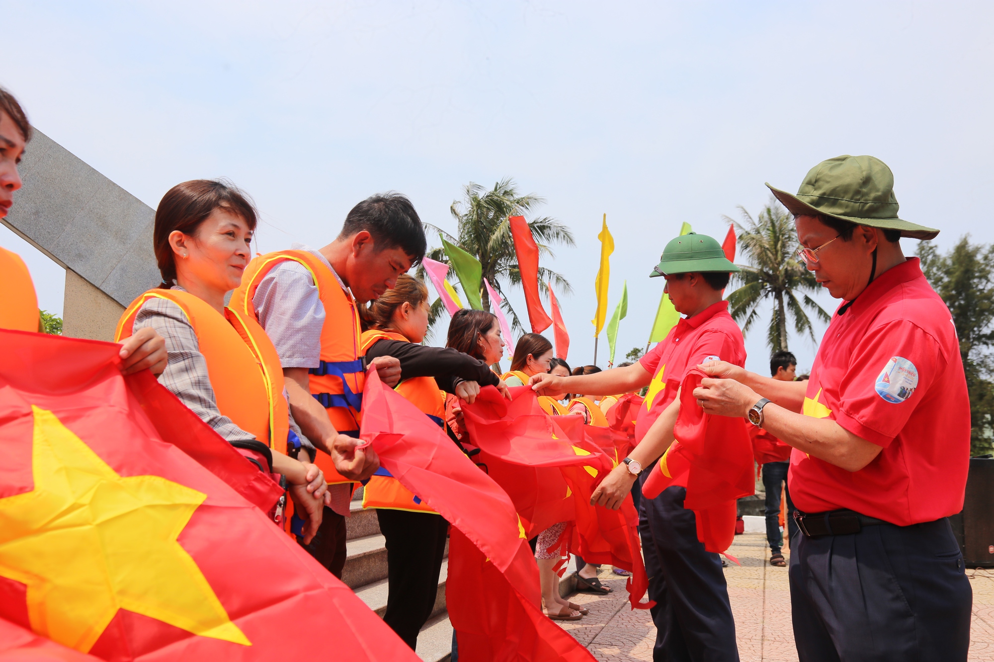 X&uacute;c động h&igrave;nh ảnh cờ Tổ quốc tung bay tr&ecirc;n huyện đảo Cồn Cỏ - Ảnh 8.