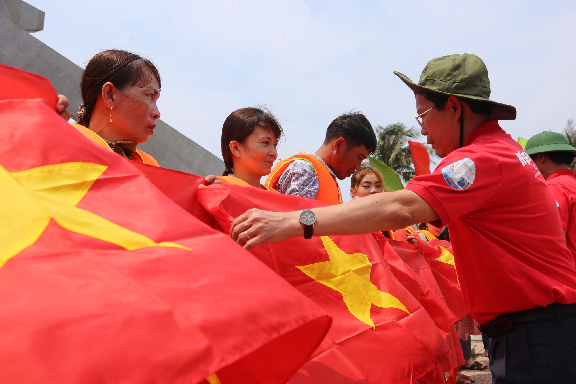 Xúc động hình ảnh cờ Tổ quốc tung bay trên huyện đảo Cồn Cỏ