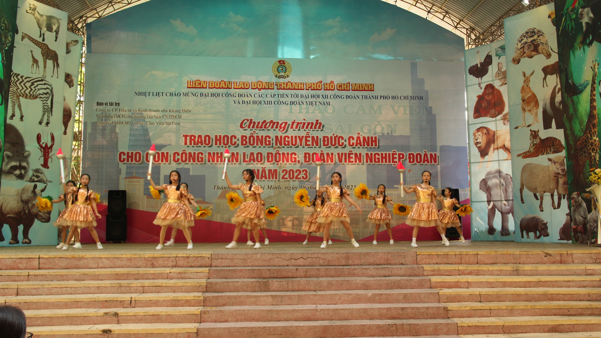 Tặng học bổng cho con công nhân, đoàn viên nghiệp đoàn - Ảnh 7.