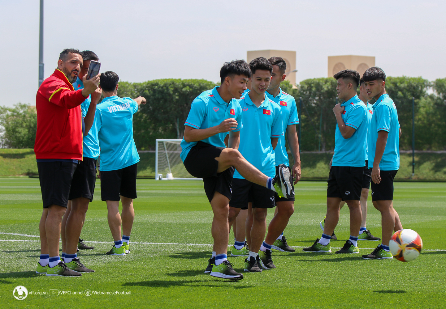 Tuyển U23 Việt Nam hứng th&uacute; tr&ecirc;n s&acirc;n tập của nh&agrave; v&ocirc; địch World Cup 2022 - Ảnh 3.