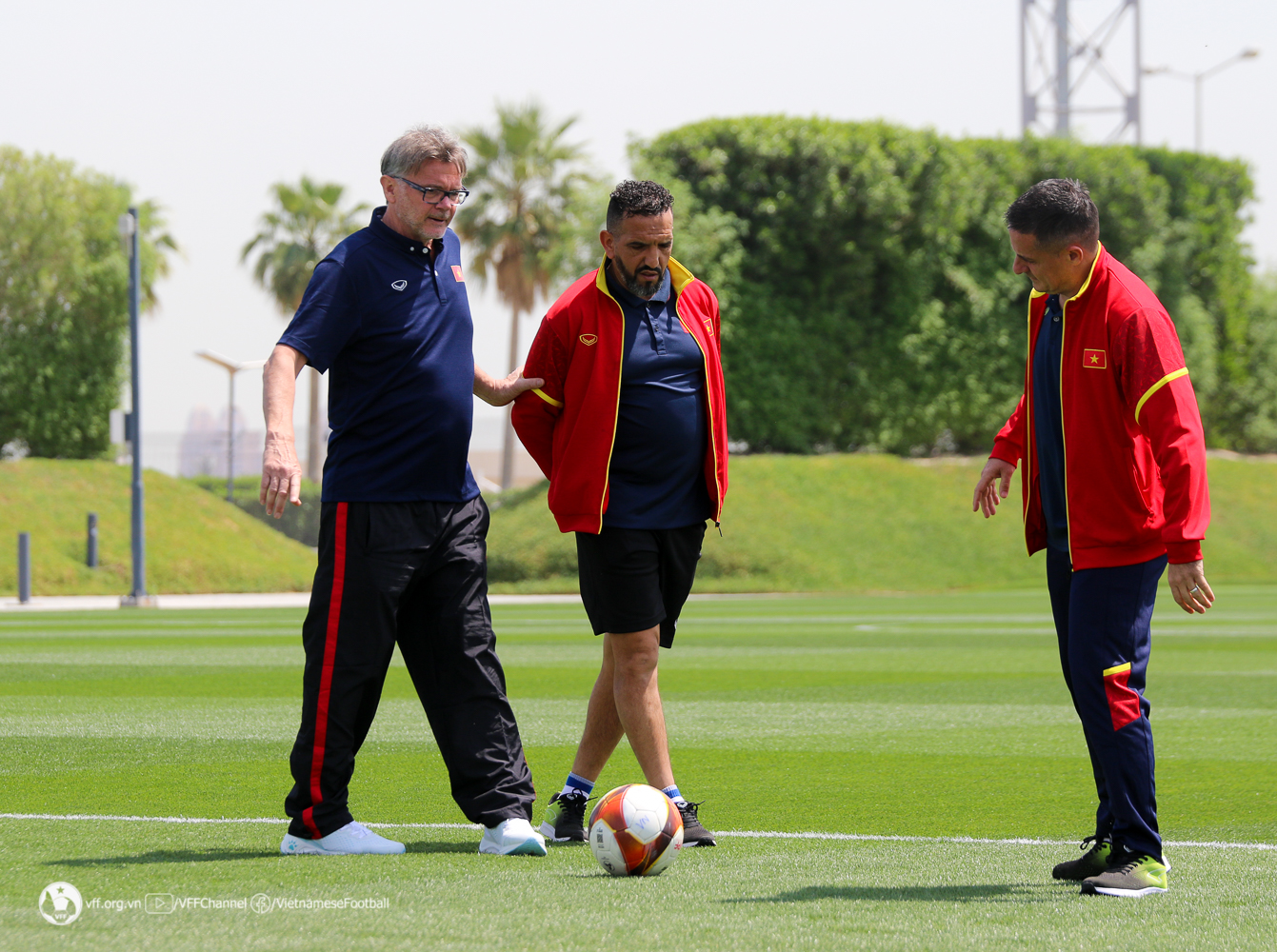 Tuyển U23 Việt Nam hứng th&uacute; tr&ecirc;n s&acirc;n tập của nh&agrave; v&ocirc; địch World Cup 2022 - Ảnh 4.