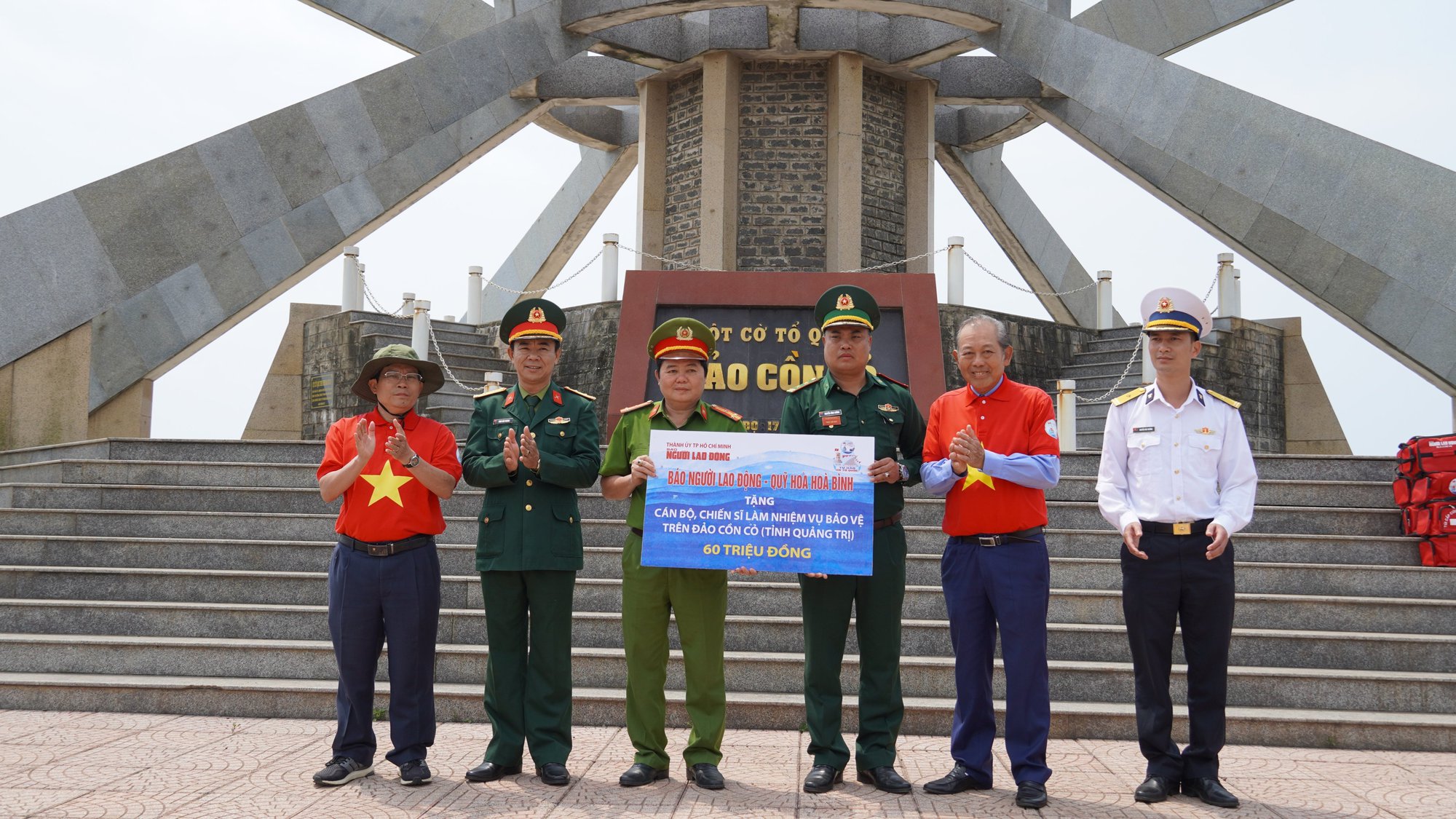 X&uacute;c động h&igrave;nh ảnh cờ Tổ quốc tung bay tr&ecirc;n huyện đảo Cồn Cỏ - Ảnh 4.