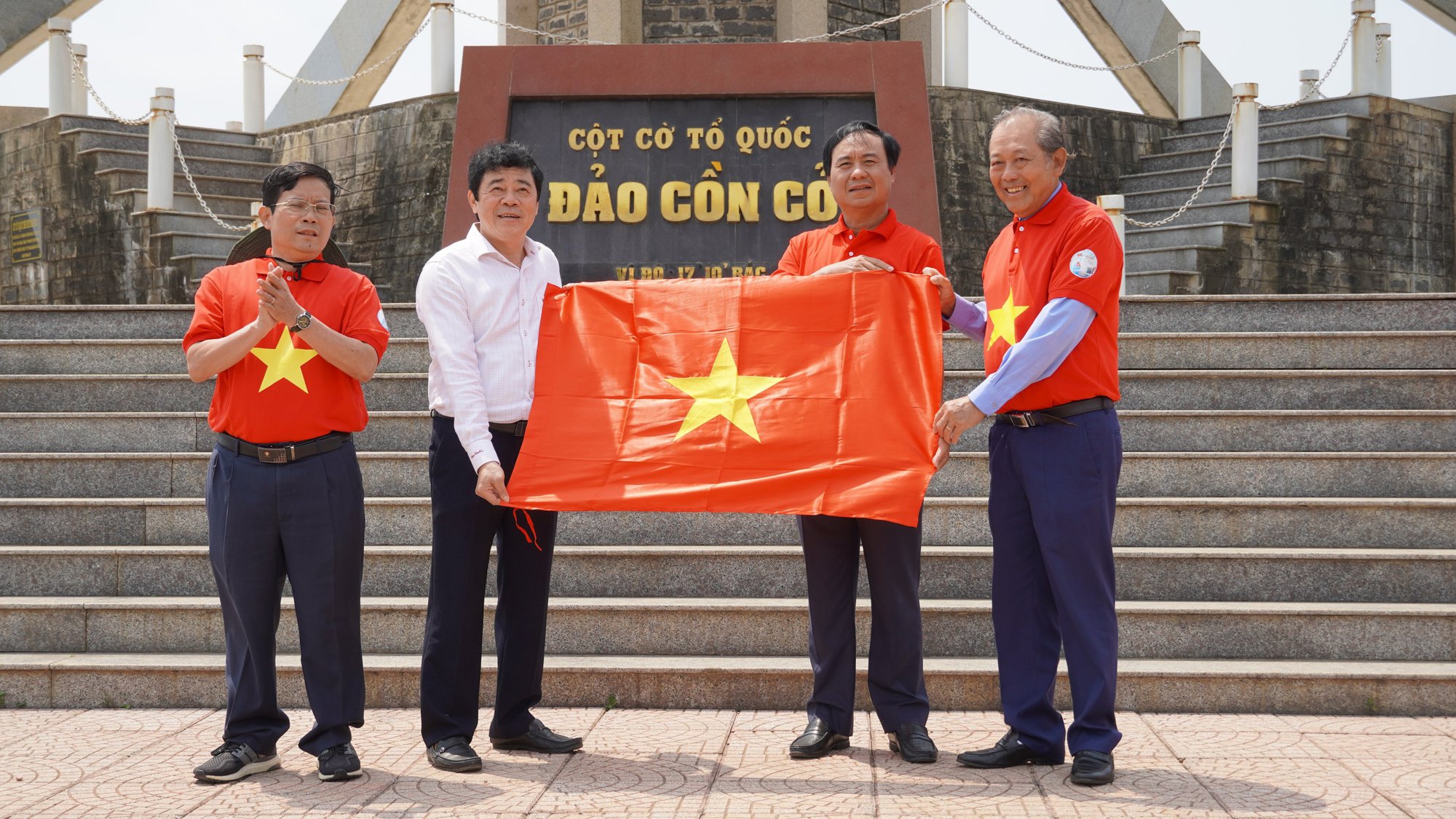 X&uacute;c động h&igrave;nh ảnh cờ Tổ quốc tung bay tr&ecirc;n huyện đảo Cồn Cỏ - Ảnh 3.