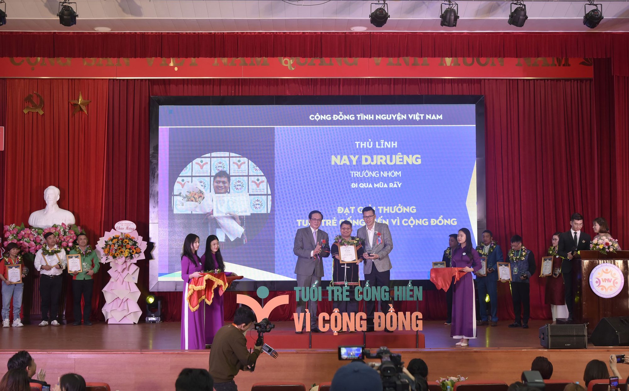 13-Anh-Nay-Djruêng-nhận-giải-thưởng-Tuổi-trẻ-cống-hiến-vì-cộng-đồng