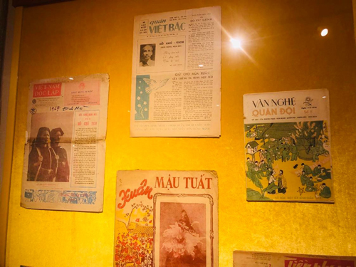Tọa đàm và trưng bày "Xuân xưa trên báo Tết 1865-2000"