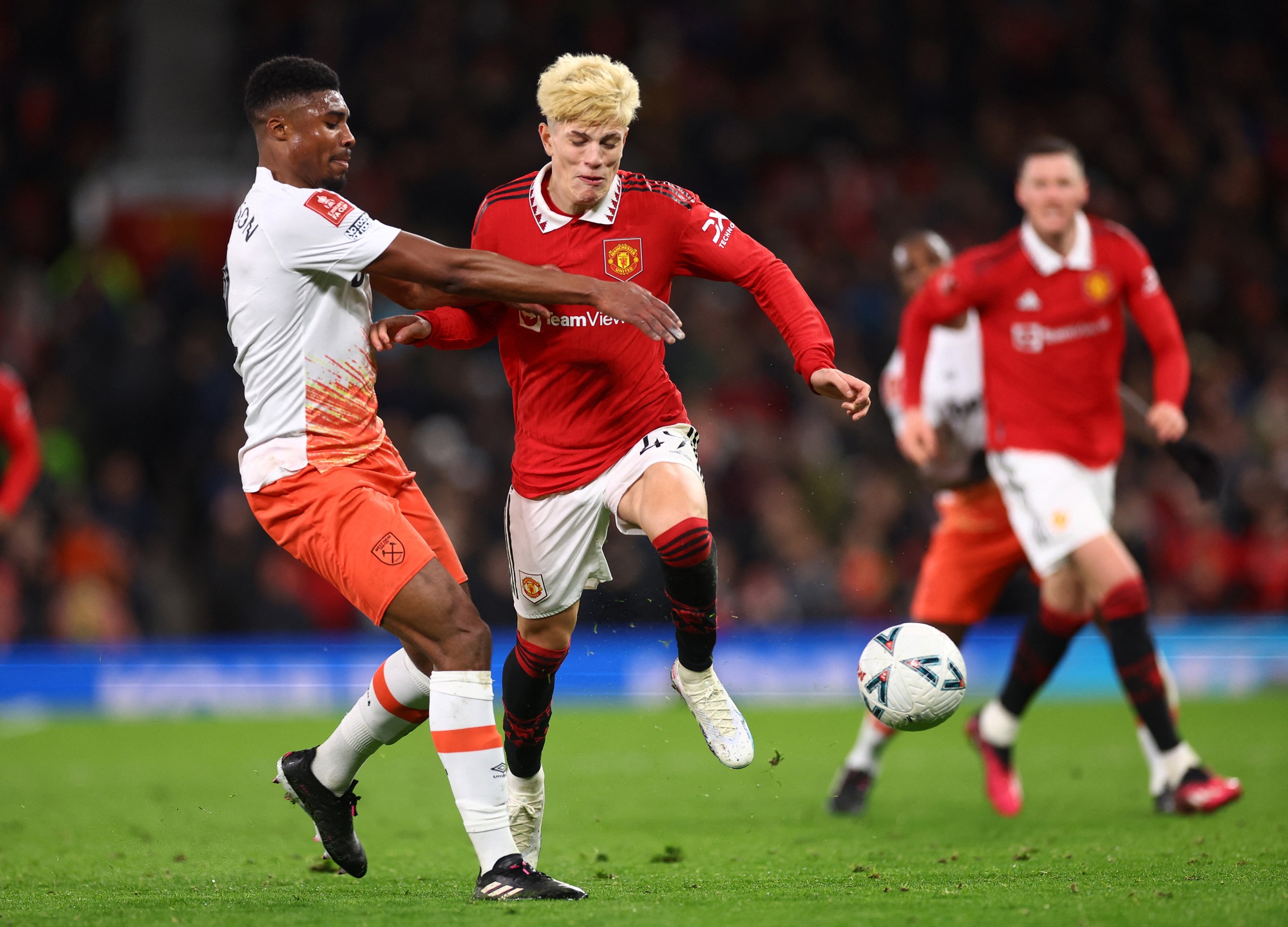 Ngược dòng siêu đỉnh, Man United giành vé tứ kết FA Cup