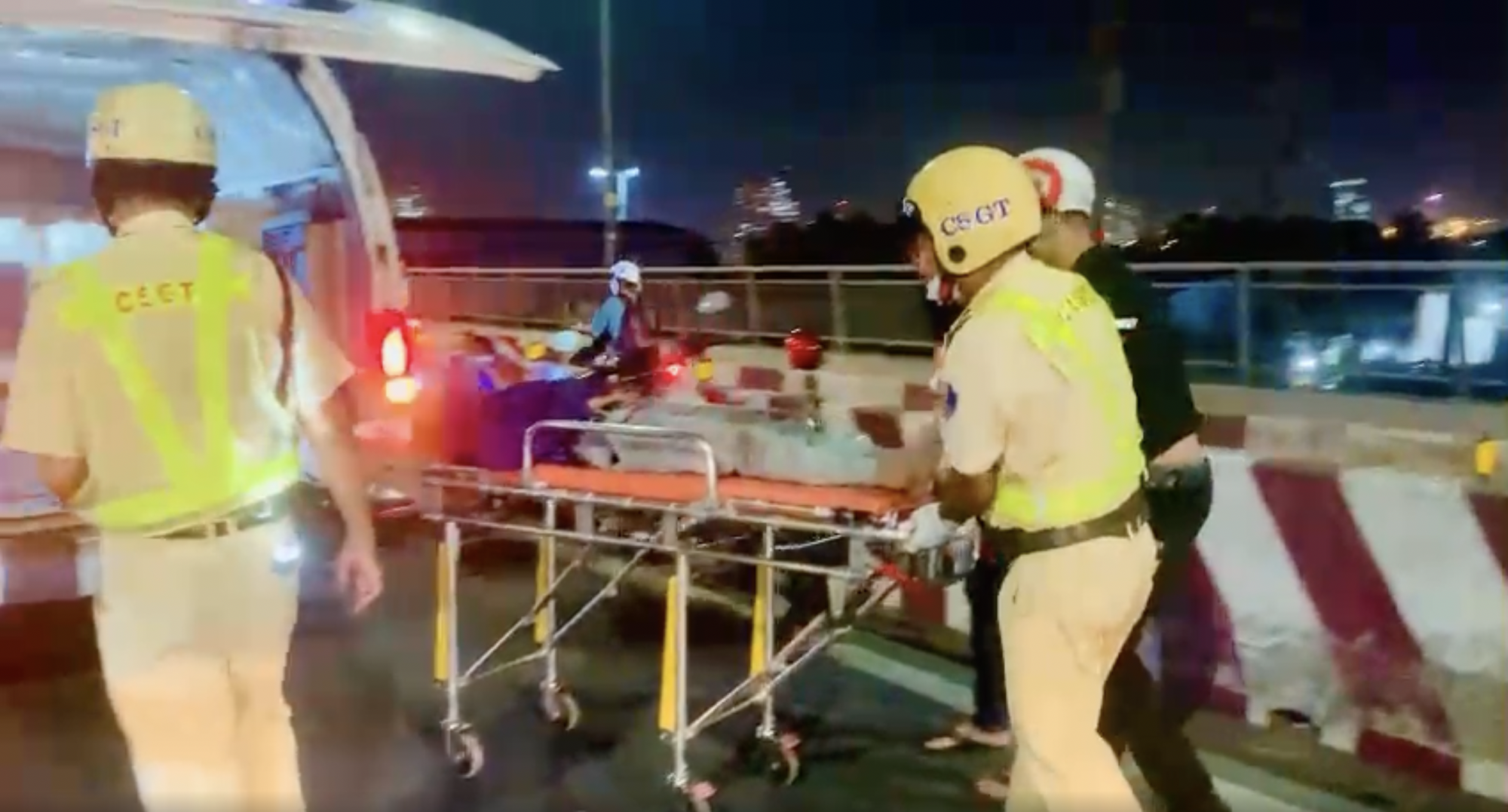 CLIP: Nam thanh niên gặp nạn, nằm bất động trên cầu Bình Lợi