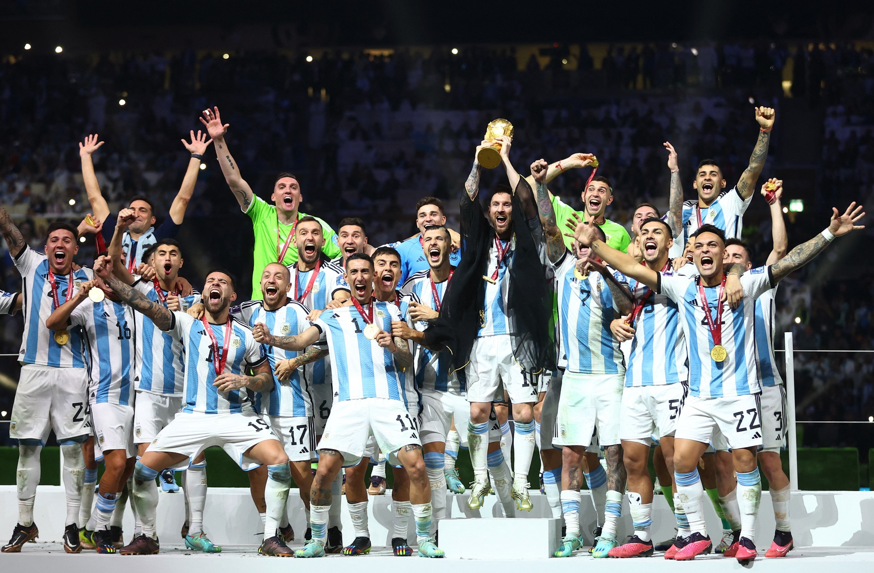 Messi tặng 35 iPhone mạ vàng cho đồng đội tuyển Argentina