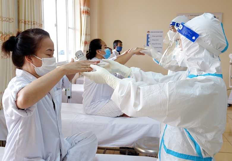 Dịch COVID-19 hôm nay: Số mắc và bệnh nhân nặng cùng tăng