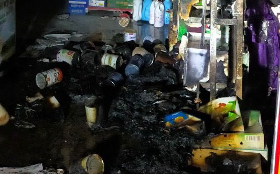 Người đàn ông bịt mặt ném "bom xăng" khiến nữ chủ cửa hàng bỉm sữa bỏng nặng