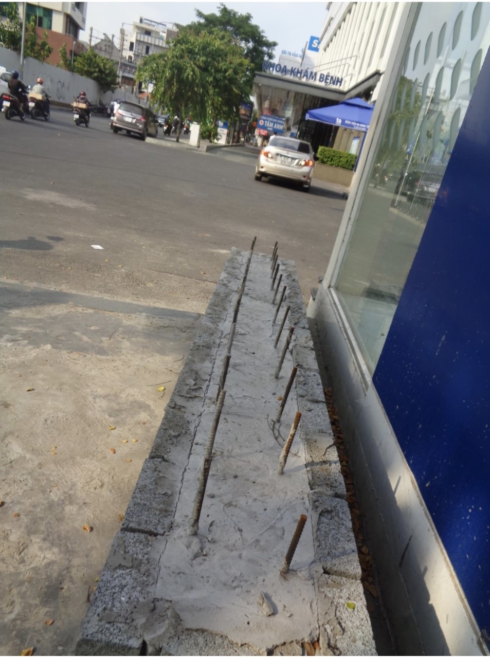 Ch&ocirc;ng tr&ecirc;n vỉa h&egrave; - Ảnh 1.