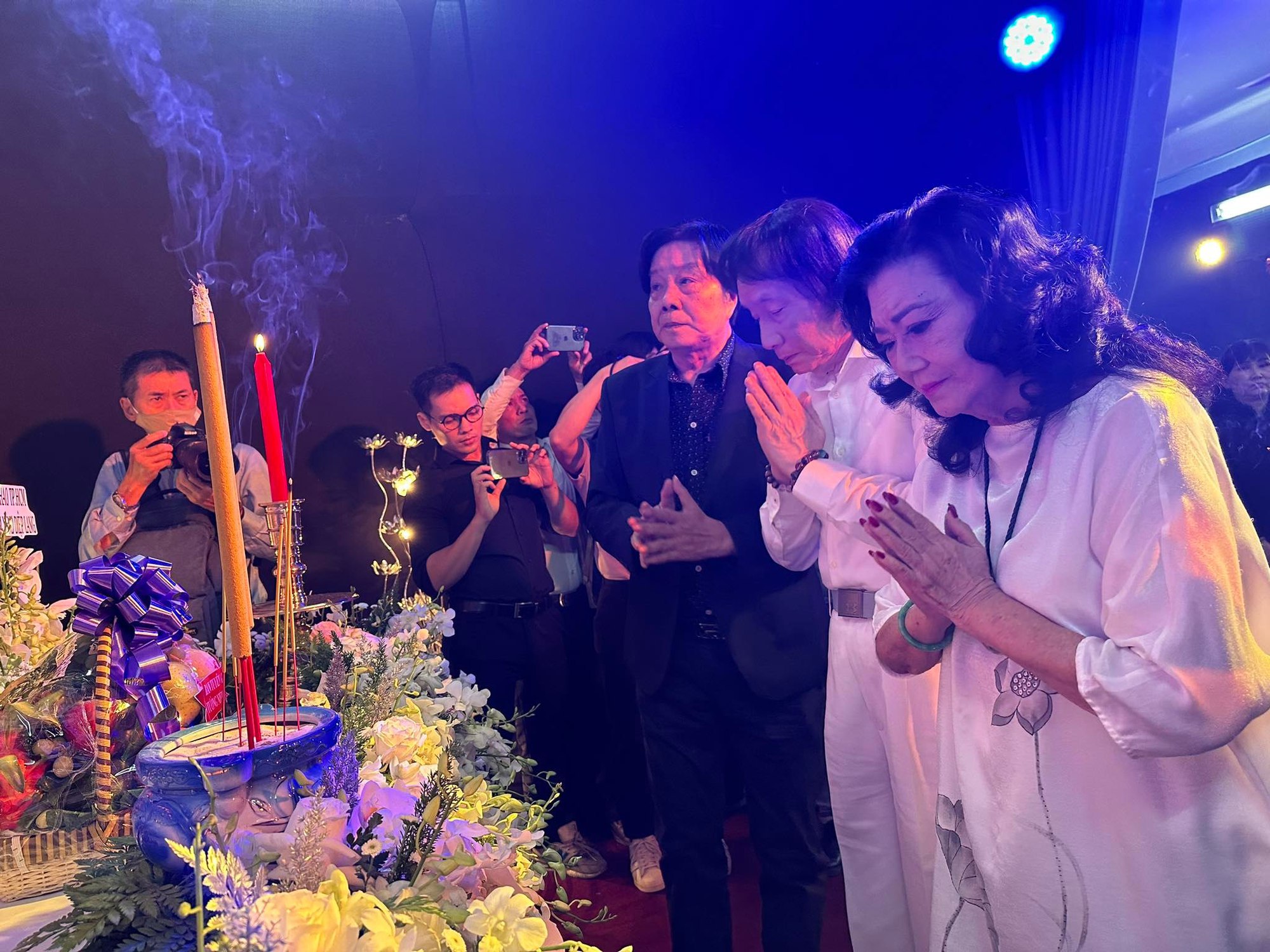 Trang trọng v&agrave; ấm &aacute;p t&igrave;nh nghệ sĩ tại lễ tưởng niệm NSND Diệp Lang - Ảnh 11.