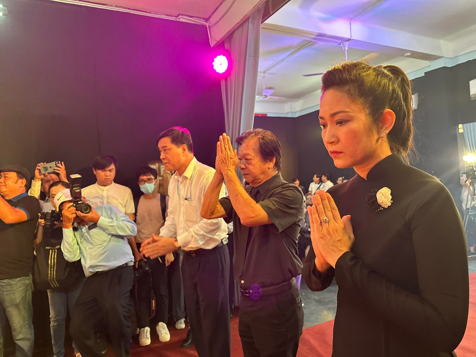 Trang trọng v&agrave; ấm &aacute;p t&igrave;nh nghệ sĩ tại lễ tưởng niệm NSND Diệp Lang - Ảnh 9.