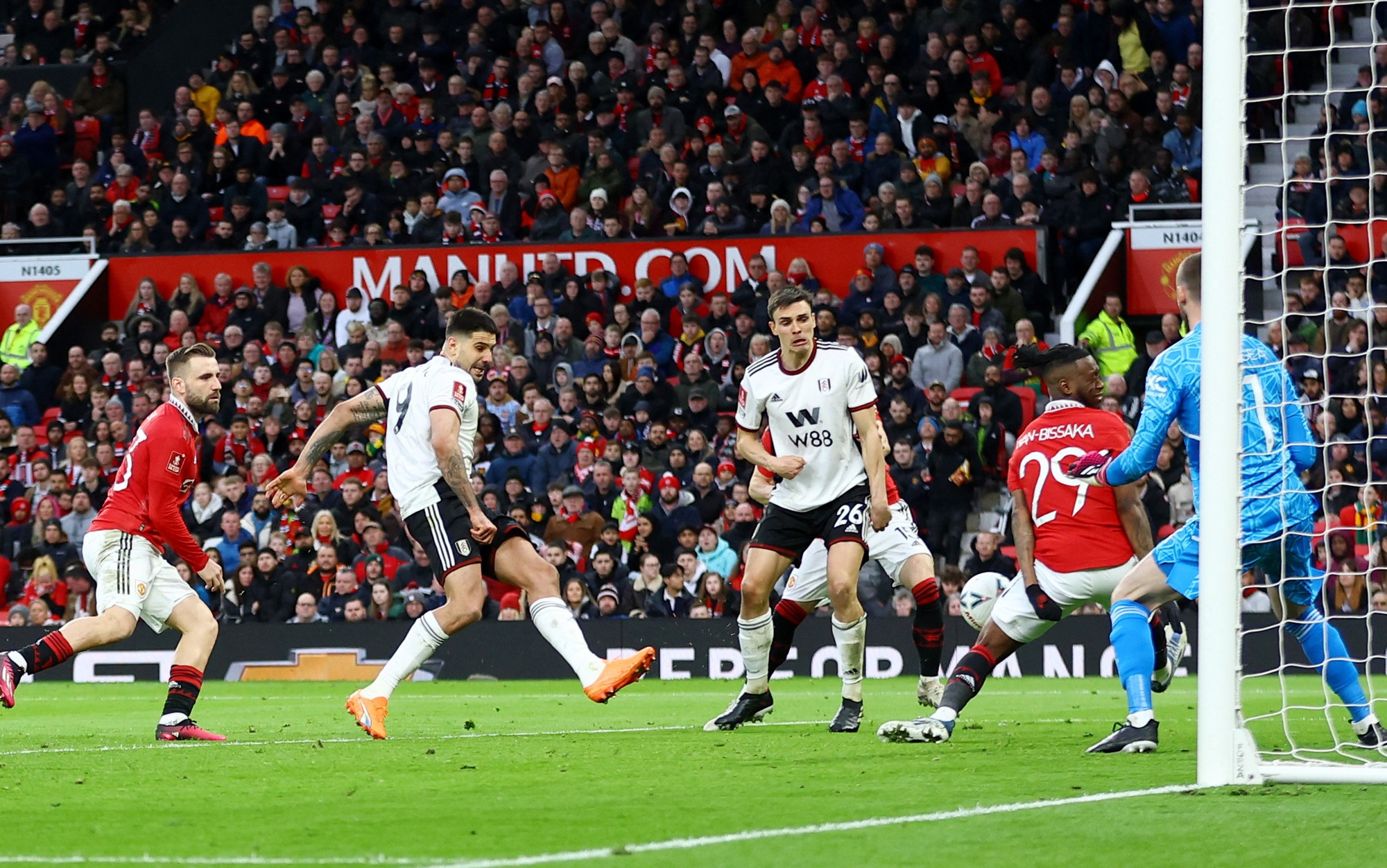 Trọng t&agrave;i hại Fulham, Man United tho&aacute;t hiểm ở tứ kết FA Cup - Ảnh 2.