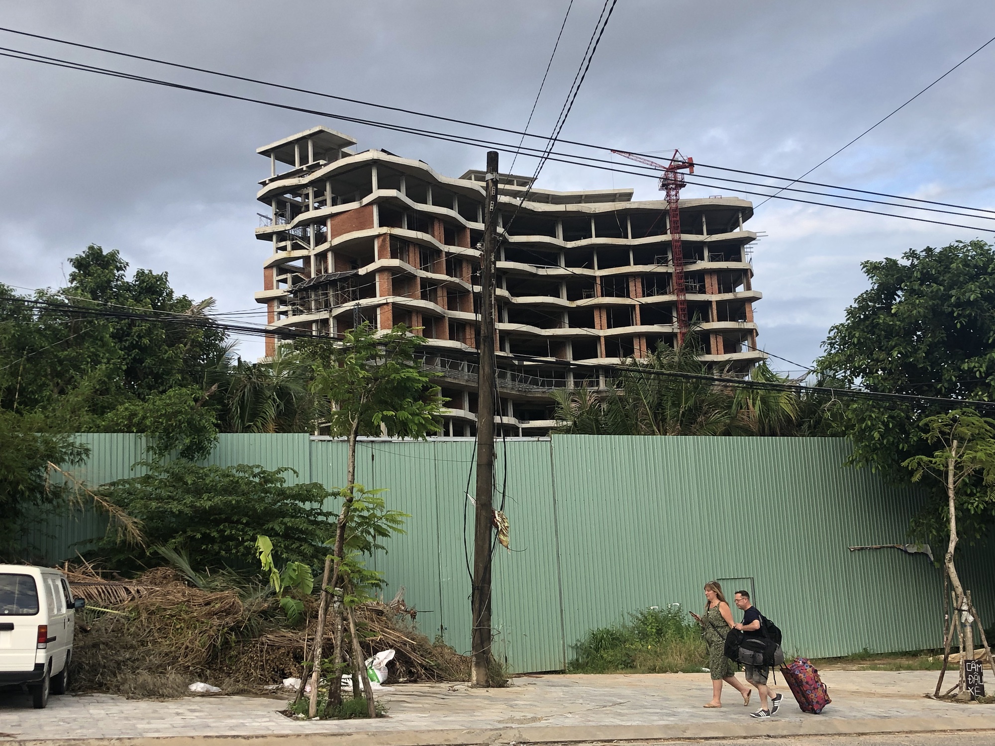 Cưỡng chế c&ocirc;ng tr&igrave;nh vi phạm quy m&ocirc; lớn ở Ph&uacute; Quốc - Ảnh 4.