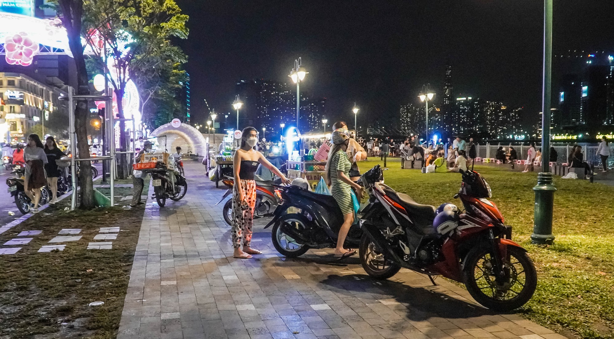 Hàng rong “đóng chiếm” ngay trung tâm TP HCM - Ảnh 11.