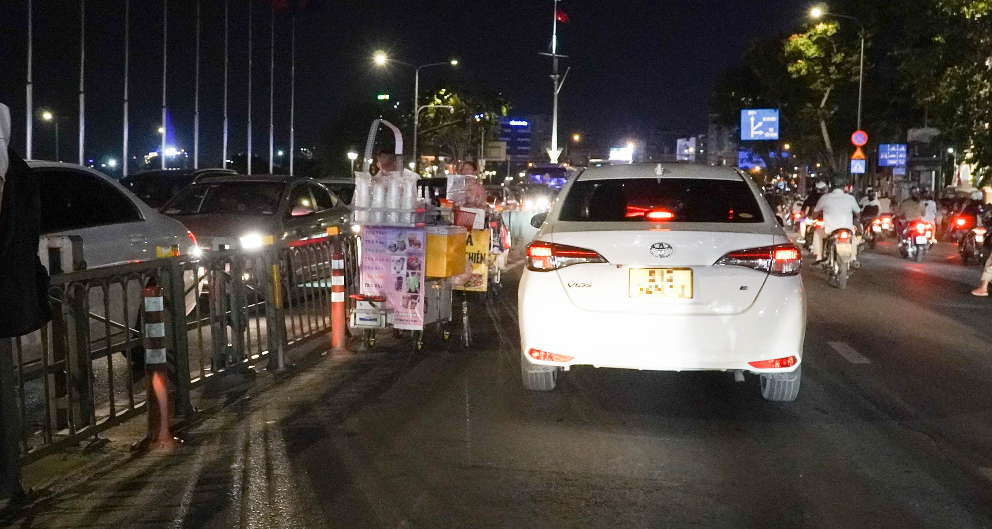Hàng rong “đóng chiếm” ngay trung tâm TP HCM - Ảnh 13.