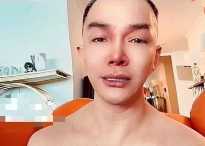 Nathan Lee khóc lóc hoảng loạn thông báo bị cướp ở Thái Lan