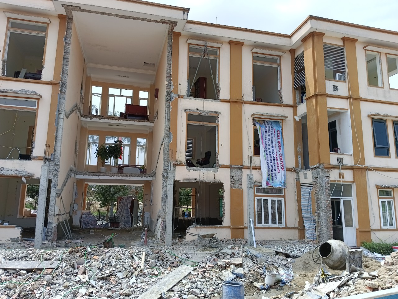 Trụ sở xã khang trang bất ngờ bị “đập phá”: Chưa được phê duyệt quy hoạch - Ảnh 3.