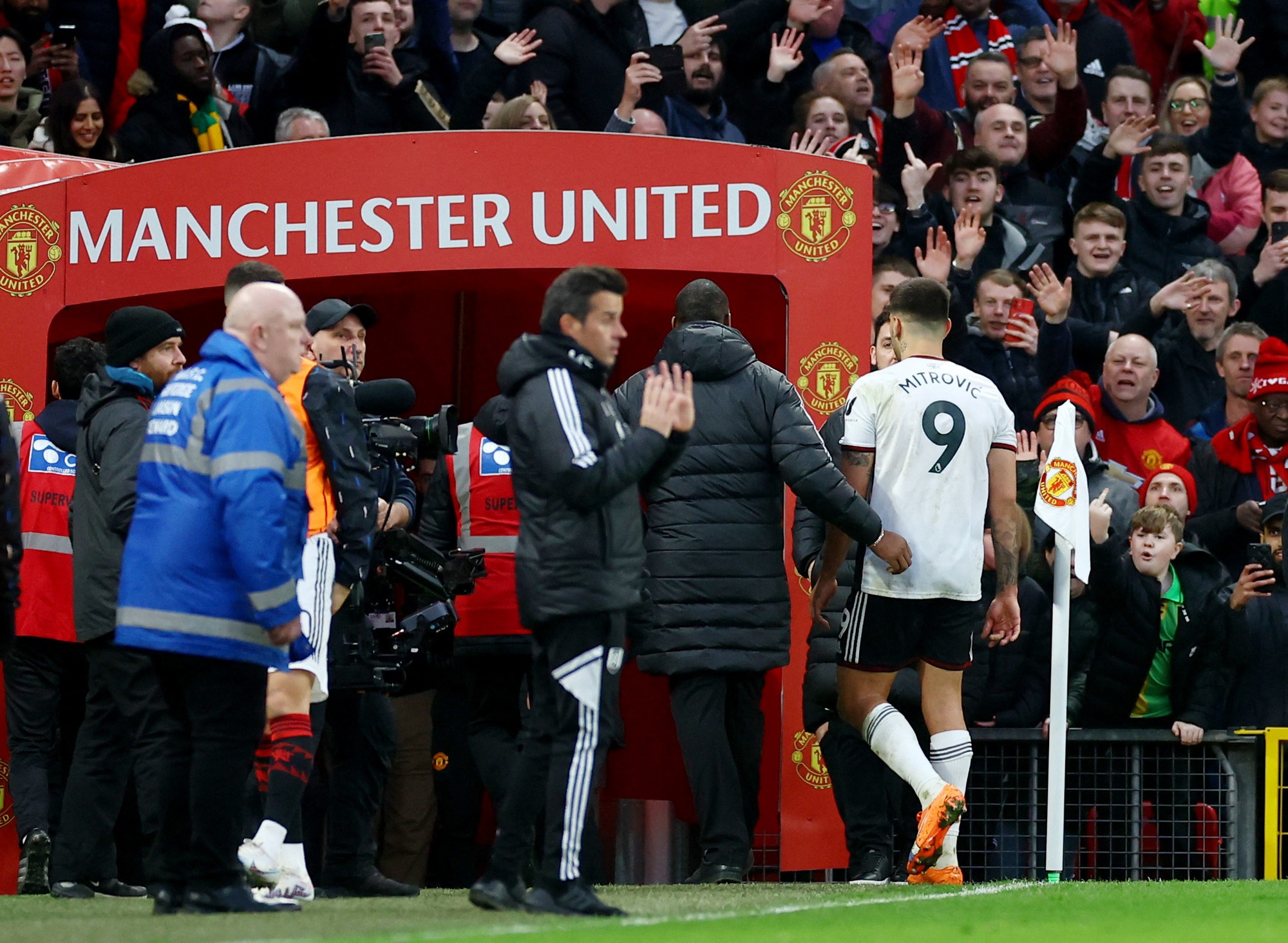 Trọng t&agrave;i hại Fulham, Man United tho&aacute;t hiểm ở tứ kết FA Cup - Ảnh 5.