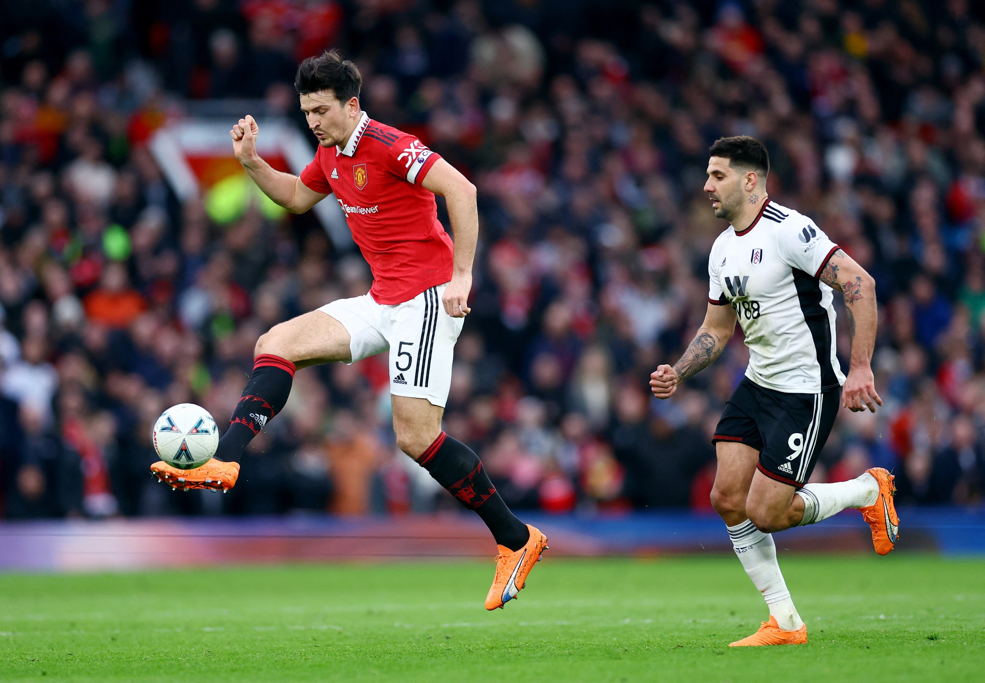 Trọng t&agrave;i hại Fulham, Man United tho&aacute;t hiểm ở tứ kết FA Cup - Ảnh 1.