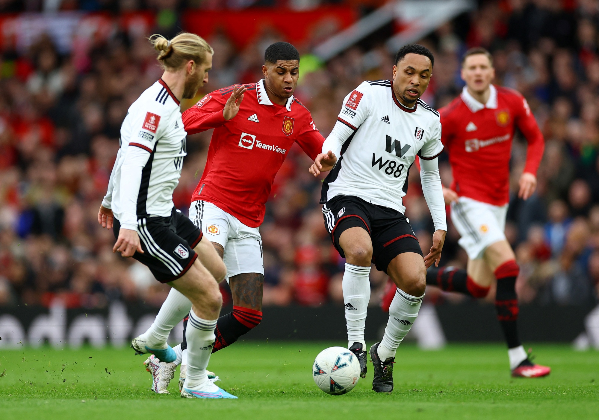 Trọng tài "hại" Fulham, Man United thoát hiểm ở tứ kết FA Cup