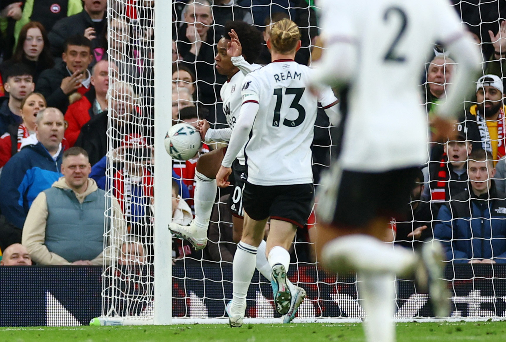 Trọng t&agrave;i hại Fulham, Man United tho&aacute;t hiểm ở tứ kết FA Cup - Ảnh 3.