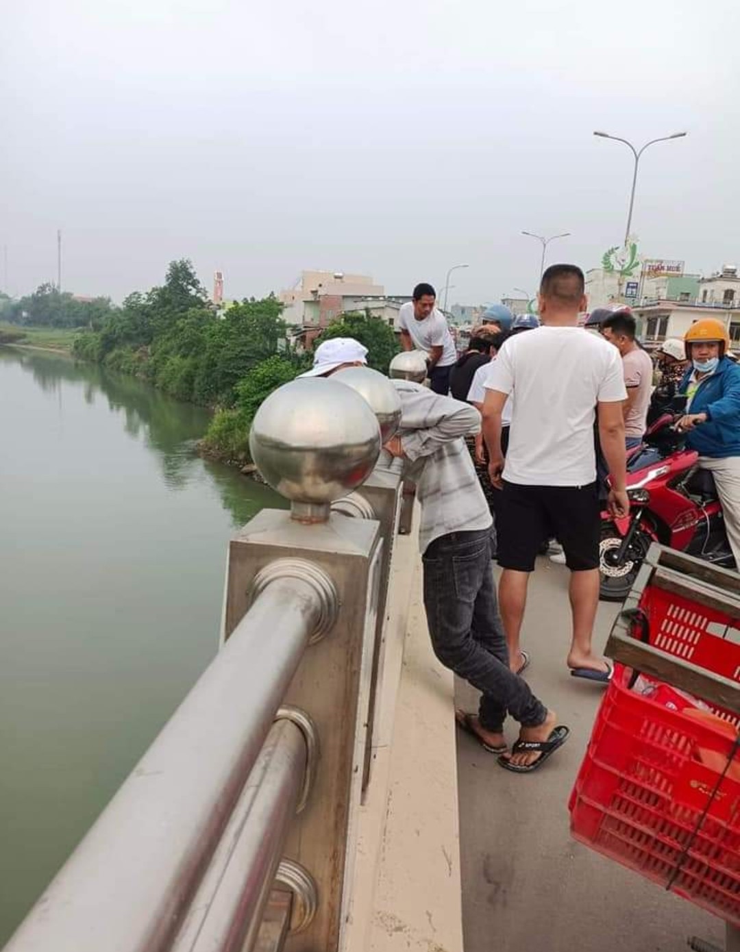 C&ocirc;ng an triệu tập người để lại d&eacute;p v&agrave; thư tuyệt mệnh gửi vợ y&ecirc;u tr&ecirc;n cầu - Ảnh 3.
