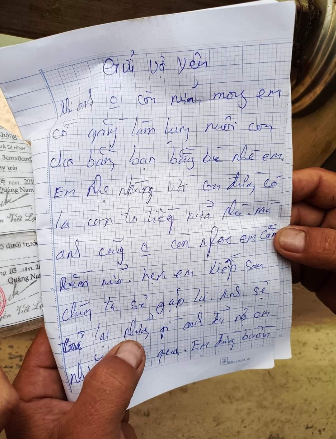 C&ocirc;ng an triệu tập người để lại d&eacute;p v&agrave; thư tuyệt mệnh gửi vợ y&ecirc;u tr&ecirc;n cầu - Ảnh 1.