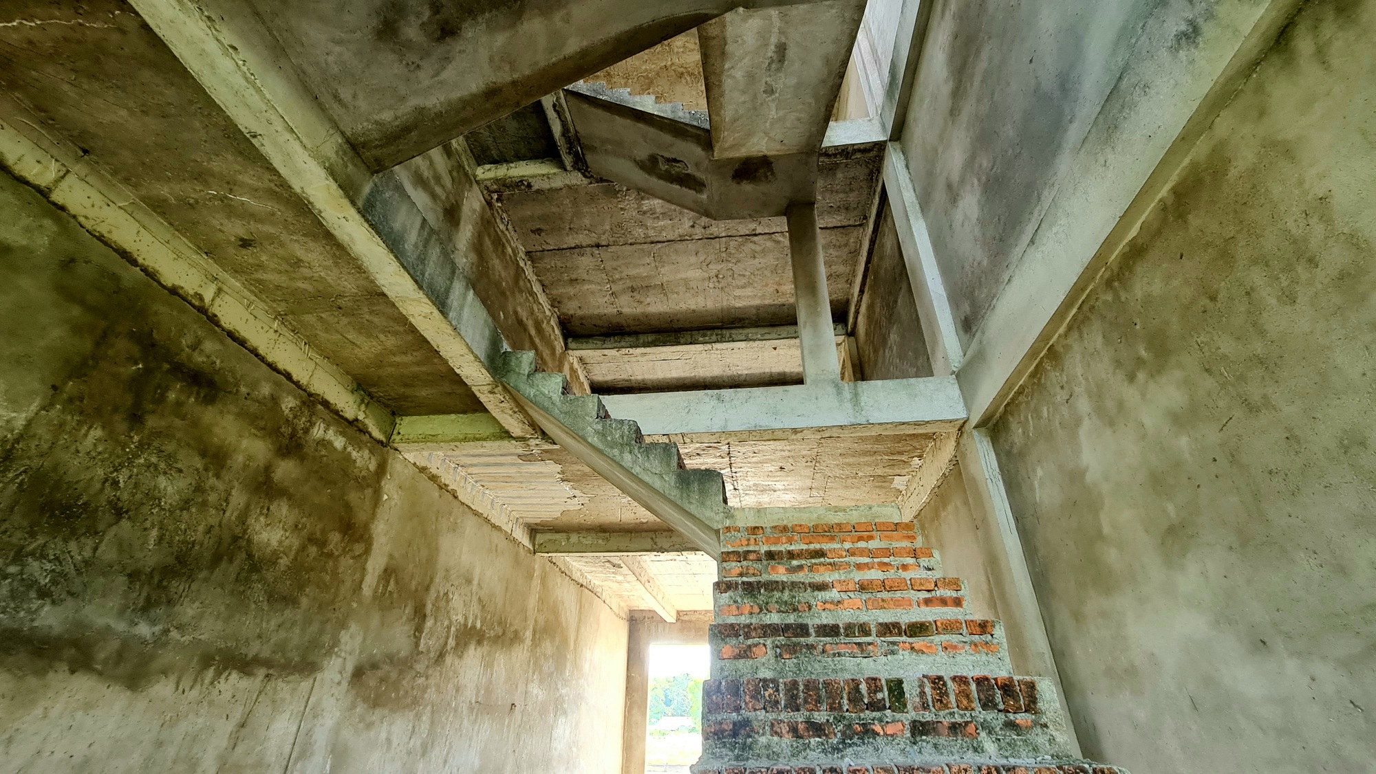 Hoàng loạt shophouse tiền tỉ ở Đà Nẵng ế ẩm, “đắp chiếu” chờ người mua - Ảnh 10.