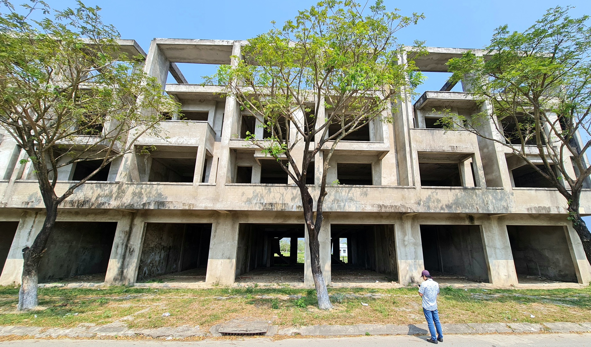 Hoàng loạt shophouse tiền tỉ ở Đà Nẵng ế ẩm, “đắp chiếu” chờ người mua - Ảnh 4.