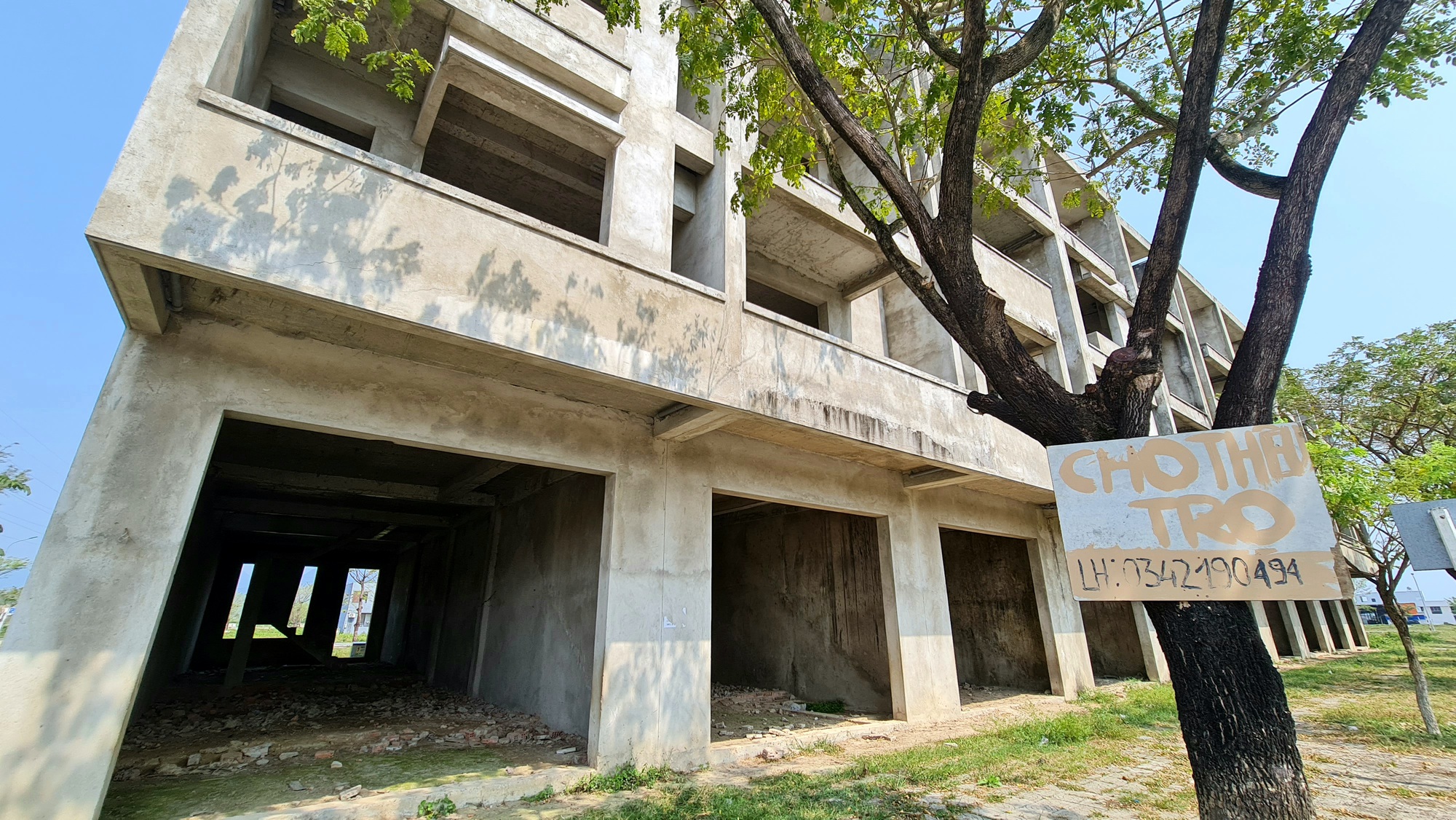 Hoàng loạt shophouse tiền tỉ ở Đà Nẵng ế ẩm, “đắp chiếu” chờ người mua - Ảnh 3.