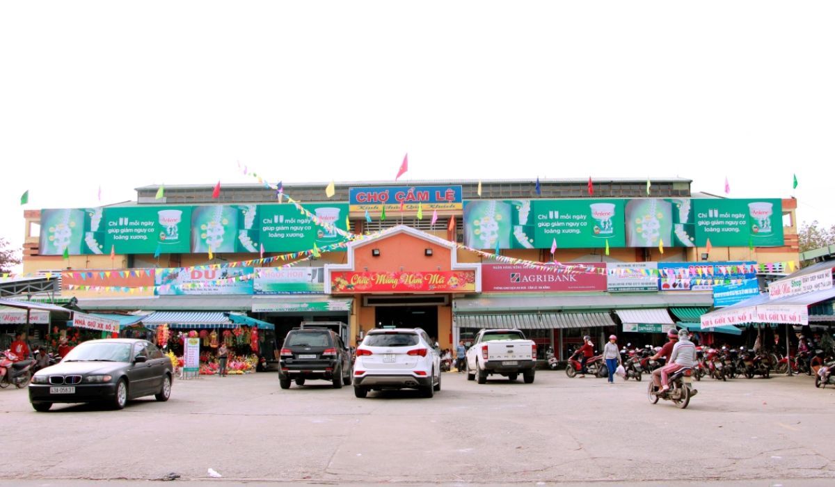 Đà Nẵng: Bắt nhóm lừa bán mỹ phẩm cho chị em ở các chợ