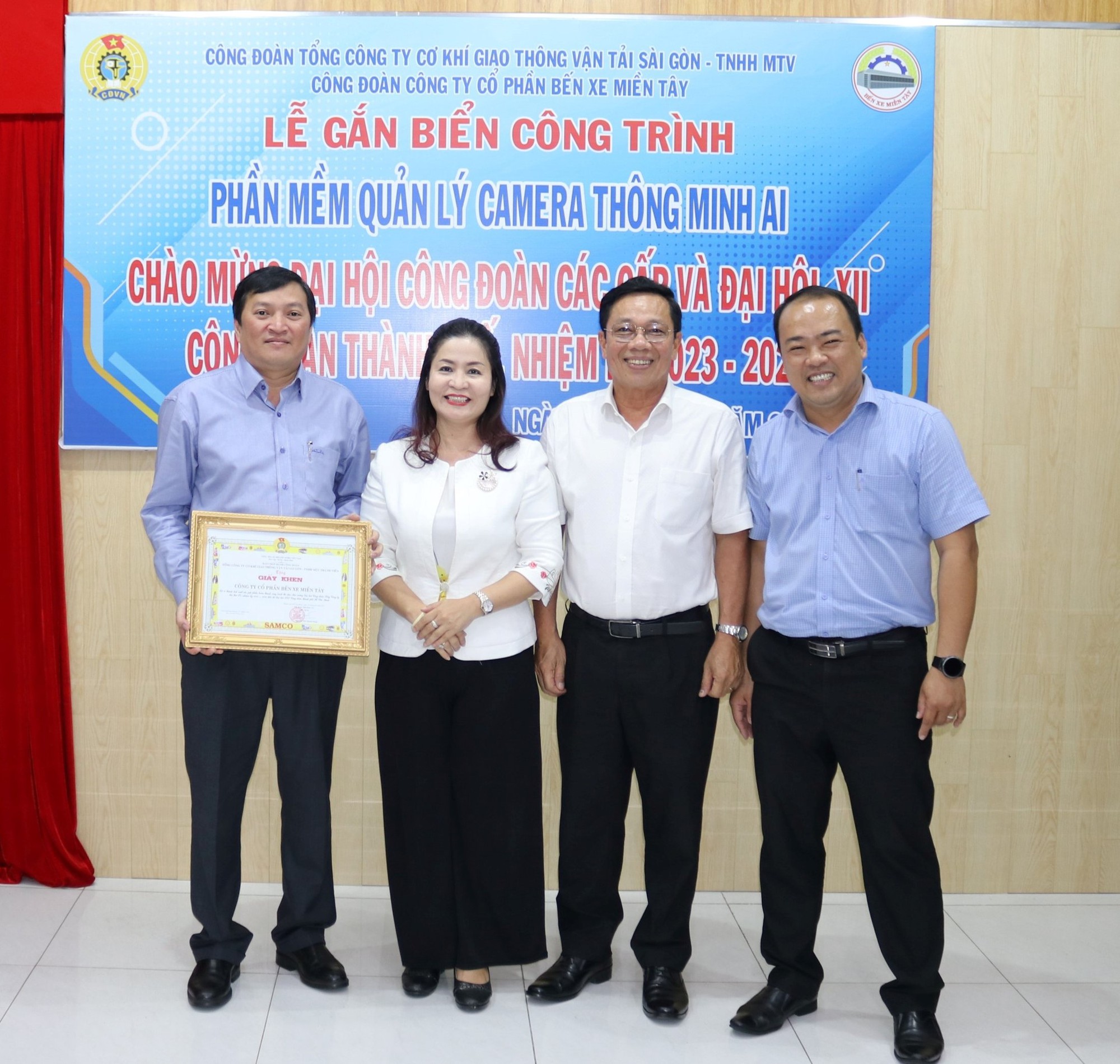 Gắn biển c&ocirc;ng tr&igrave;nh ch&agrave;o mừng Đại hội C&ocirc;ng đo&agrave;n c&aacute;c cấp - Ảnh 2.
